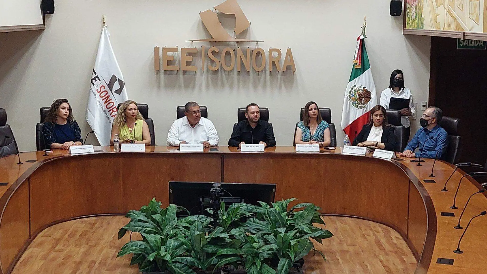 Firma de convenio de IEE y Canacope